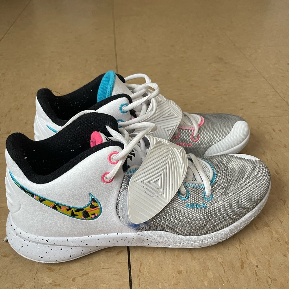 Basketball shoes